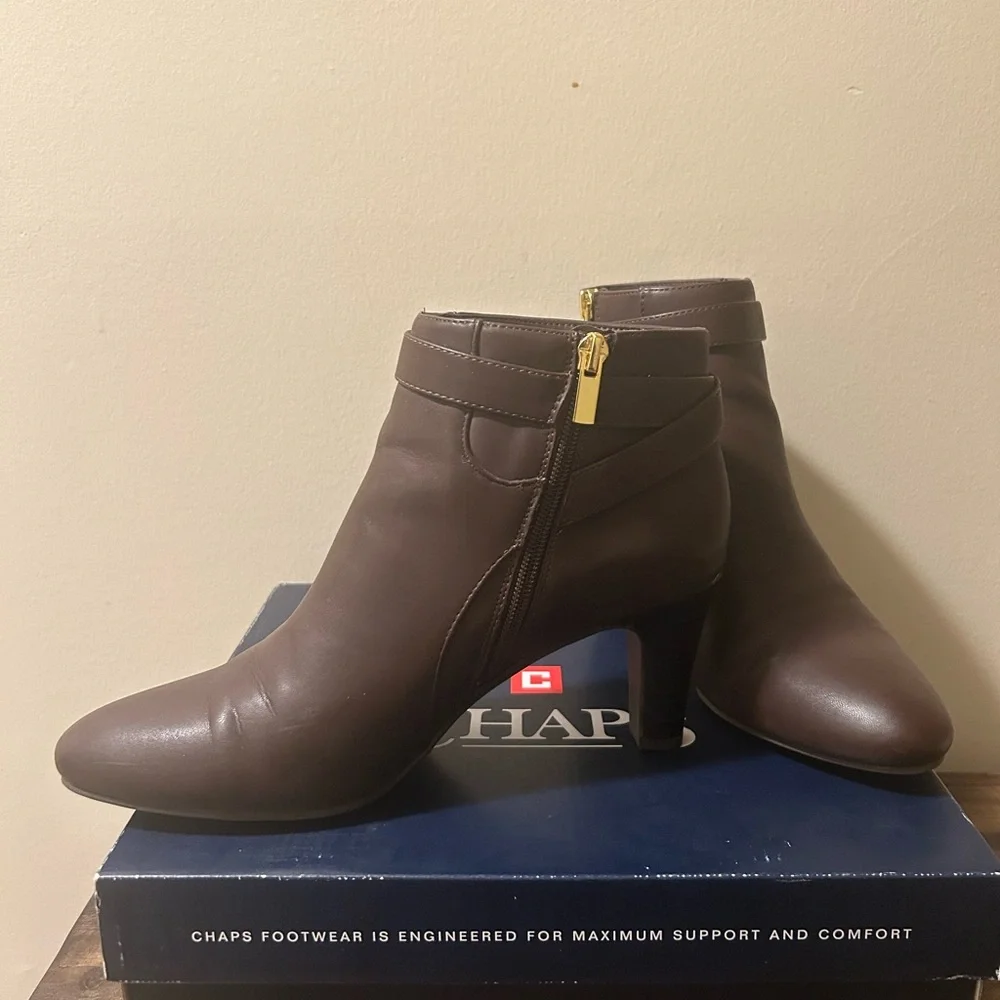 NiB Women's Chaps Sz 10 Cassady Brown High Heel Ankle Boots Faux Buckle Side Zip
